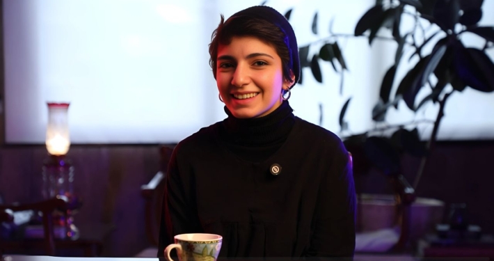 تصویری از ضحا اسماعیلی در هنگام مصاحبه