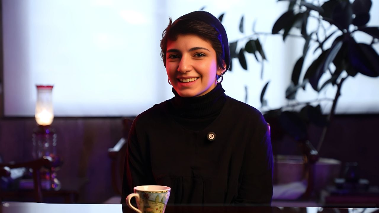 تصویری از ضحا اسماعیلی در هنگام مصاحبه