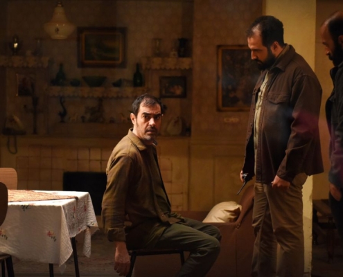 صحنه‌ای از فیلم رها با بازی شهاب حسینی در فضای داخلی خانه