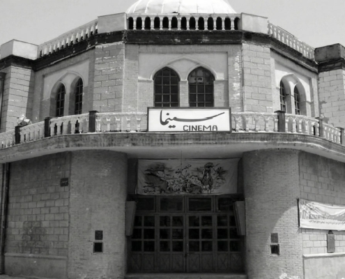 بازسازی نمای بیرونی اولین سینمای ایران در تهران قدیم و تجمع مردم