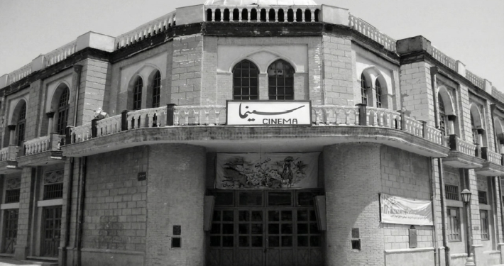 بازسازی نمای بیرونی اولین سینمای ایران در تهران قدیم و تجمع مردم
