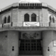 بازسازی نمای بیرونی اولین سینمای ایران در تهران قدیم و تجمع مردم
