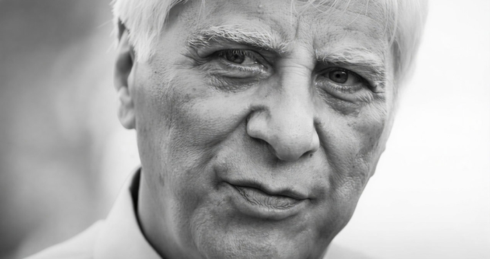 پرتره بهرام بیضایی، کارگردان و نمایشنامه‌نویس ایرانی